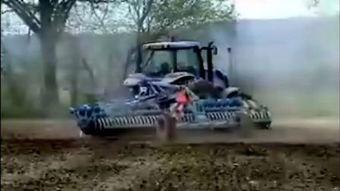 国产拖拉机帅哥视频播放,视频播放下的硬汉魅力  第3张