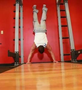 国产倒立俯卧撑视频,国产倒立俯卧撑视频展示惊人技巧